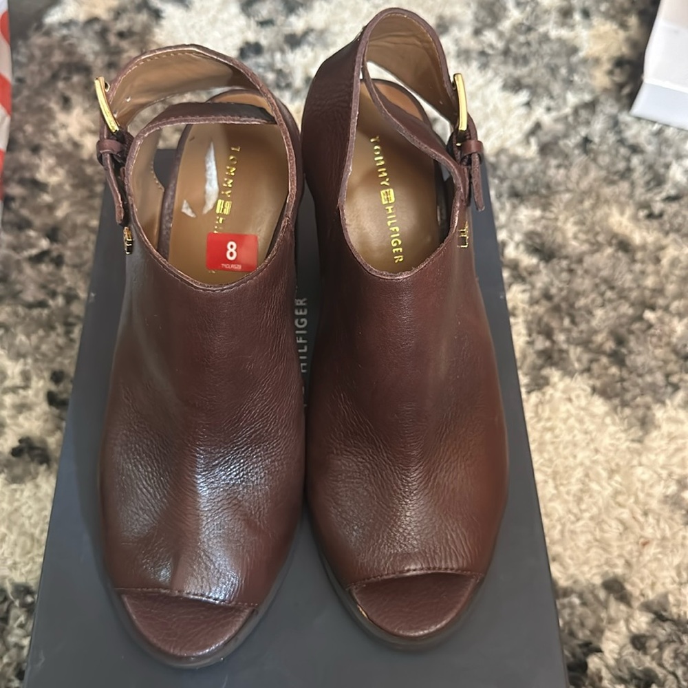 Dark red/brown leather Tommy Hilfiger peep toe shoes